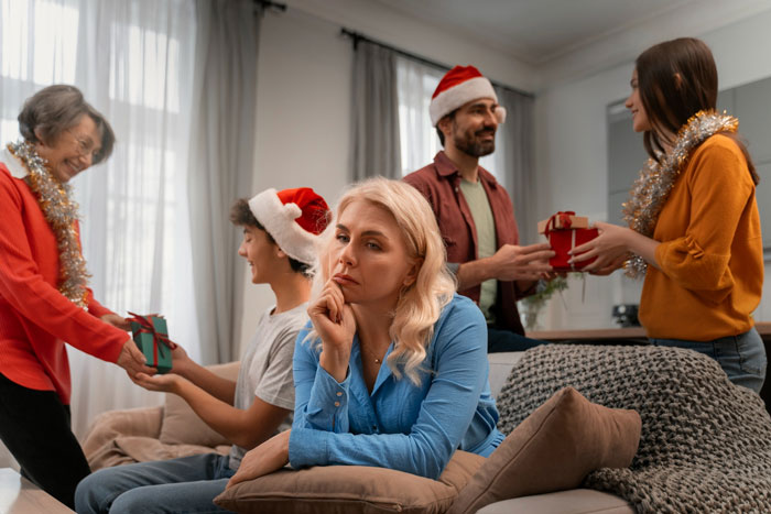 Guy Says Fam Is “Wild” At Christmas, GF Unprepared For Screaming Matches And Alcohol-Fueled Fights