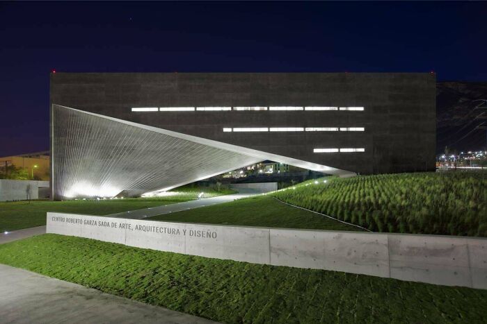 62 “Evil” Buildings That Might Be Straight Out Of Horror Movies (New Pics)