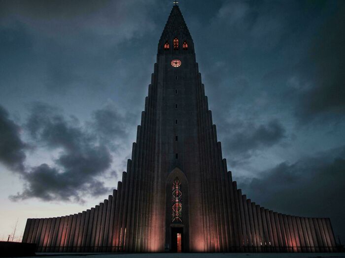 62 “Evil” Buildings That Might Be Straight Out Of Horror Movies (New Pics)