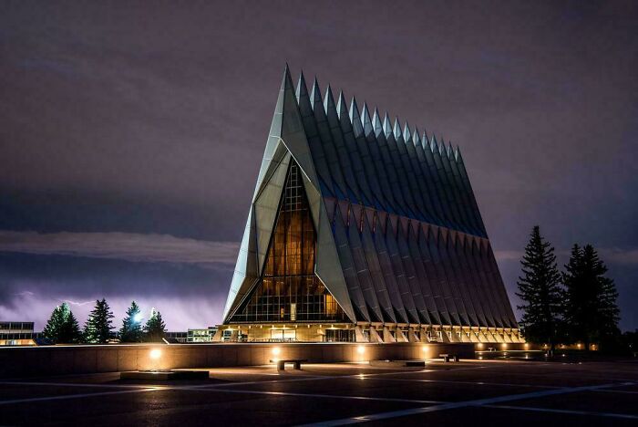 62 “Evil” Buildings That Might Be Straight Out Of Horror Movies (New Pics)