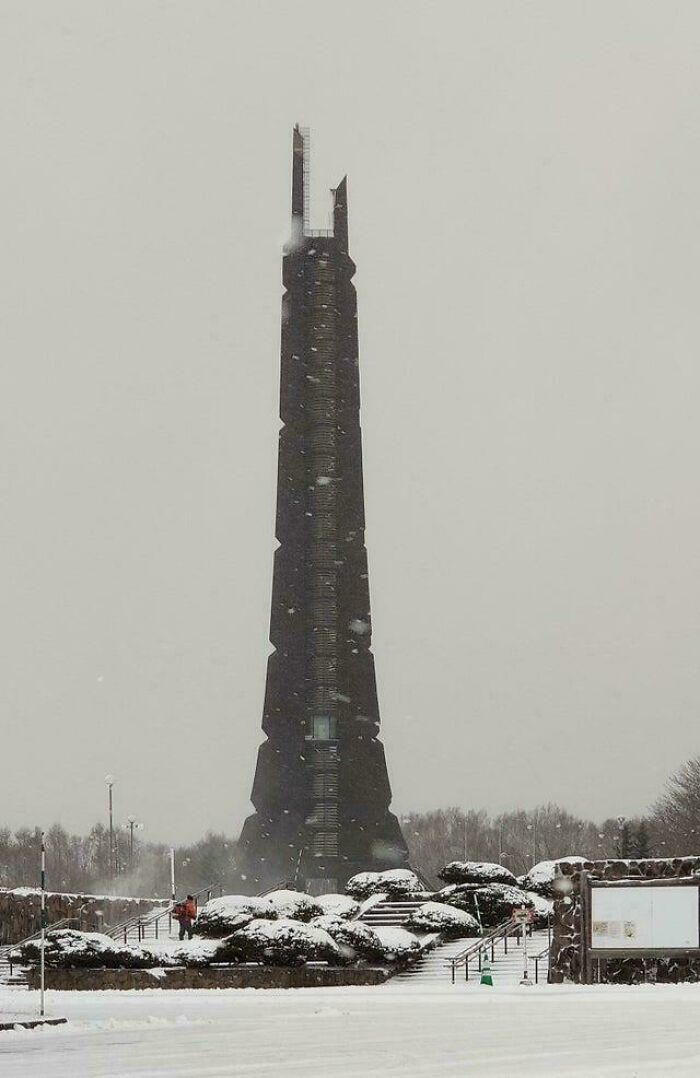 62 “Evil” Buildings That Might Be Straight Out Of Horror Movies (New Pics)