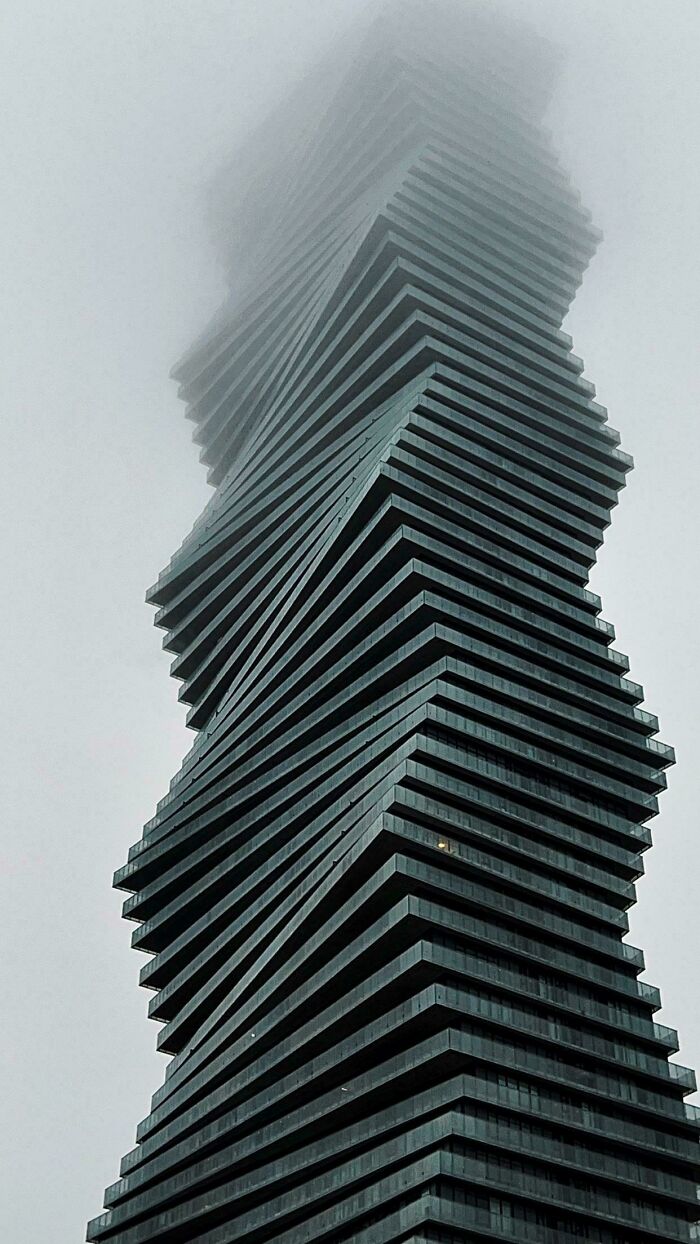 62 “Evil” Buildings That Might Be Straight Out Of Horror Movies (New Pics)