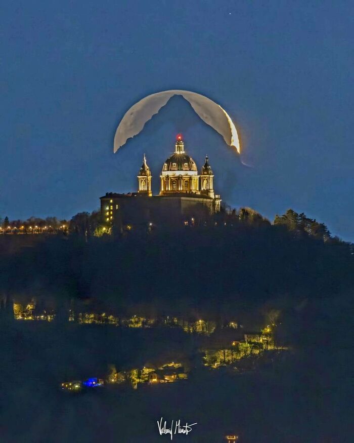 62 “Evil” Buildings That Might Be Straight Out Of Horror Movies (New Pics)