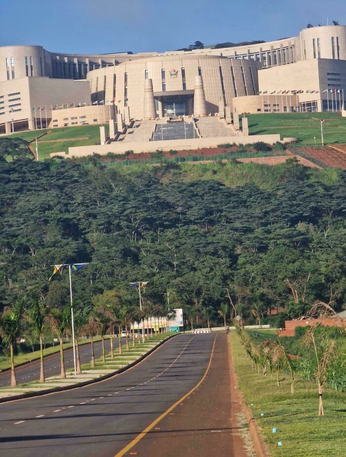 62 “Evil” Buildings That Might Be Straight Out Of Horror Movies (New Pics)