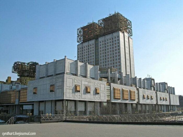 62 “Evil” Buildings That Might Be Straight Out Of Horror Movies (New Pics)