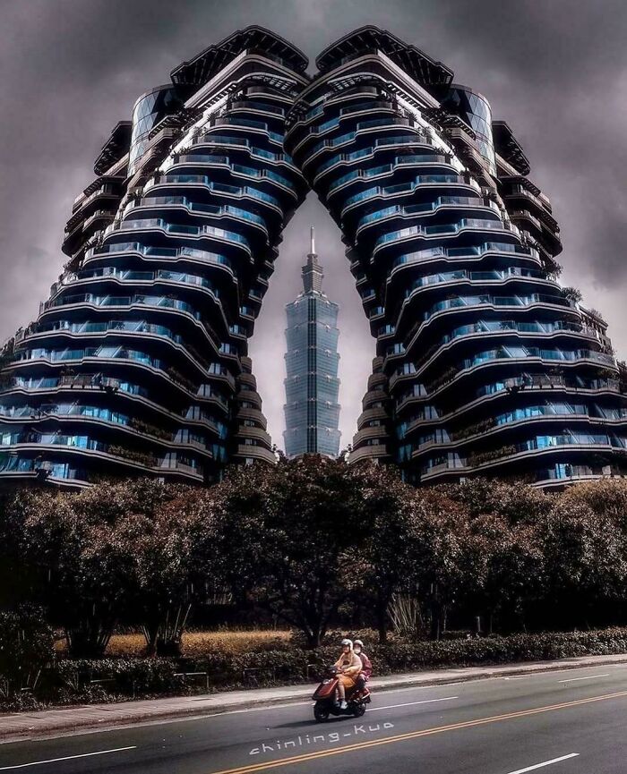 62 “Evil” Buildings That Might Be Straight Out Of Horror Movies (New Pics)