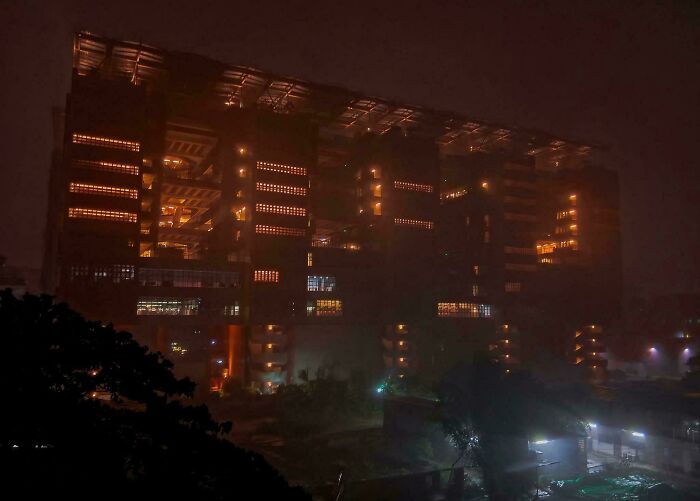 62 “Evil” Buildings That Might Be Straight Out Of Horror Movies (New Pics)