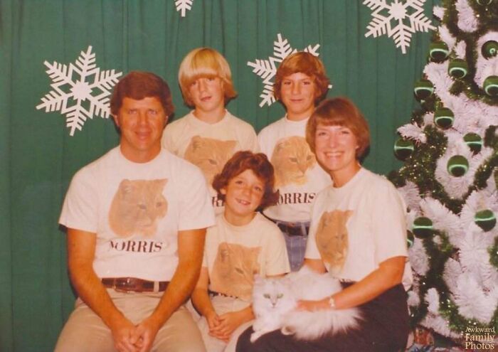 52 Hilariously Awkward Family Christmas Photos Shared By People Who Still Cringe At Them To This Day
