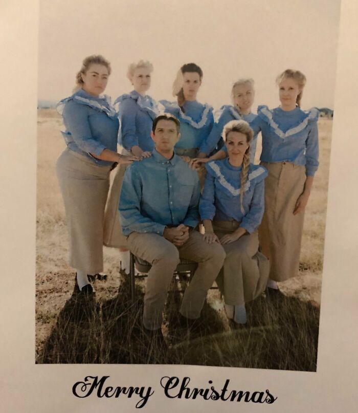 52 Hilariously Awkward Family Christmas Photos Shared By People Who Still Cringe At Them To This Day