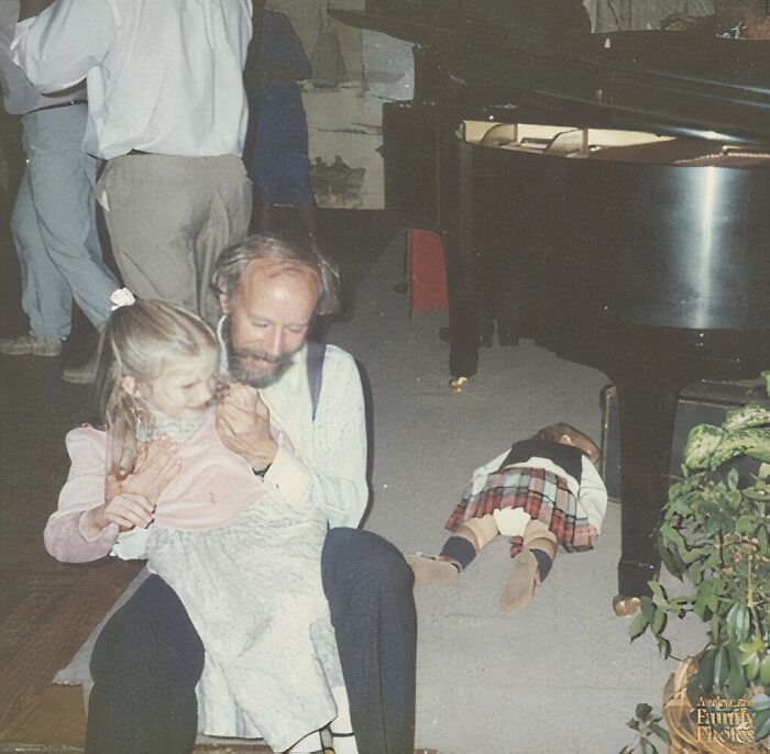 52 Hilariously Awkward Family Christmas Photos Shared By People Who Still Cringe At Them To This Day