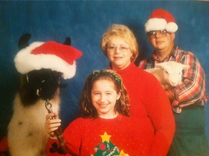 52 Hilariously Awkward Family Christmas Photos Shared By People Who Still Cringe At Them To This Day