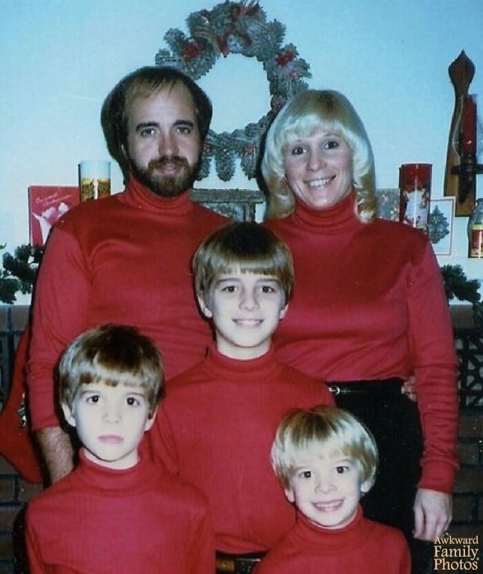 52 Hilariously Awkward Family Christmas Photos Shared By People Who Still Cringe At Them To This Day