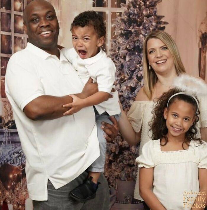 52 Hilariously Awkward Family Christmas Photos Shared By People Who Still Cringe At Them To This Day