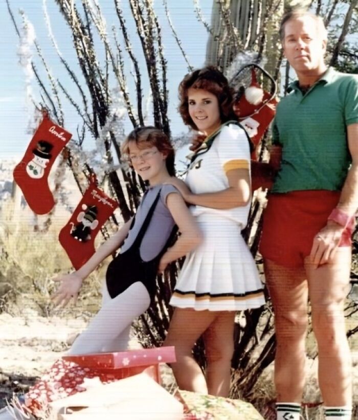 52 Hilariously Awkward Family Christmas Photos Shared By People Who Still Cringe At Them To This Day