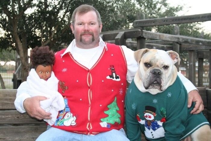 52 Hilariously Awkward Family Christmas Photos Shared By People Who Still Cringe At Them To This Day
