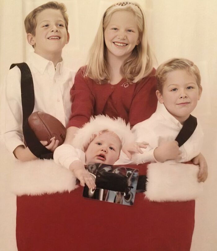 52 Hilariously Awkward Family Christmas Photos Shared By People Who Still Cringe At Them To This Day