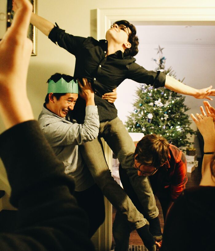 52 Hilariously Awkward Family Christmas Photos Shared By People Who Still Cringe At Them To This Day