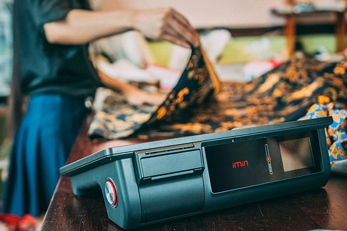 Older Man In Goodwill Store Bashes Younger Generations, Woman Shuts Him Down In An Instant Older Man In Goodwill Store Bashes Younger Generations, Woman Shuts Him Down In An Instant