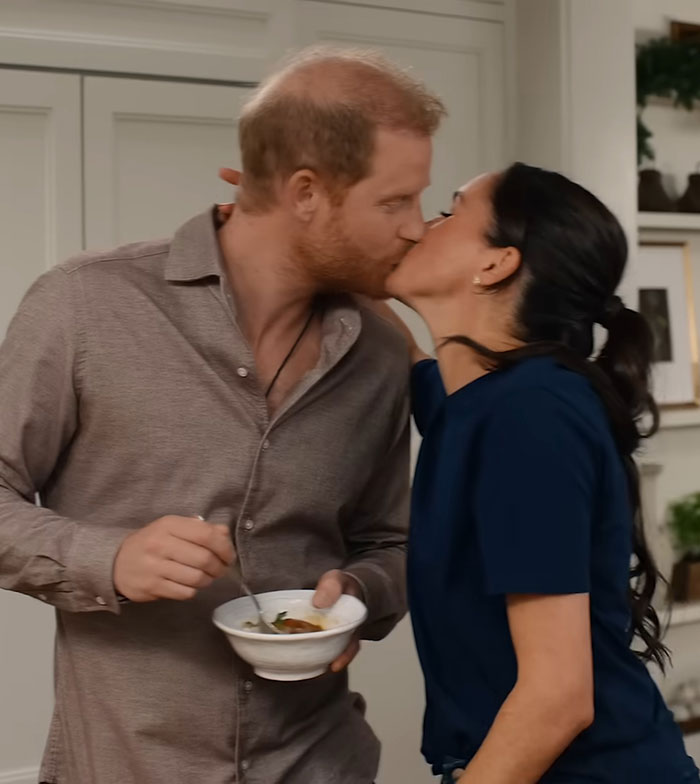 “That Explains Why”: Meghan Markle’s Christmas Message Sparks Prince Harry Split Rumors