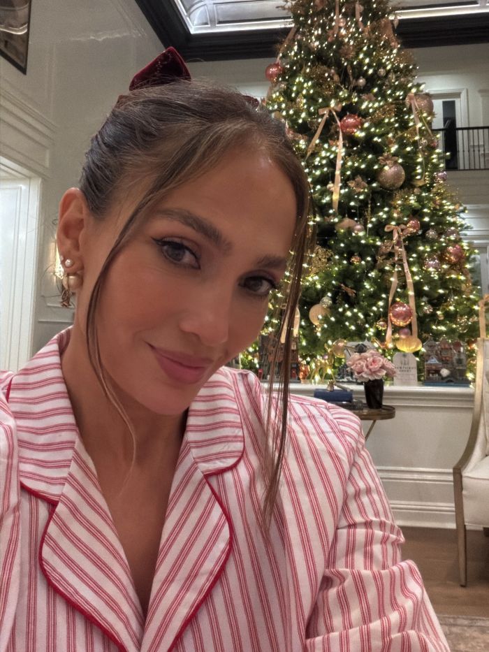 Odd Detail In Jennifer Lopez’s Christmas Photo Has People Calling Out Her Photoshop Skills