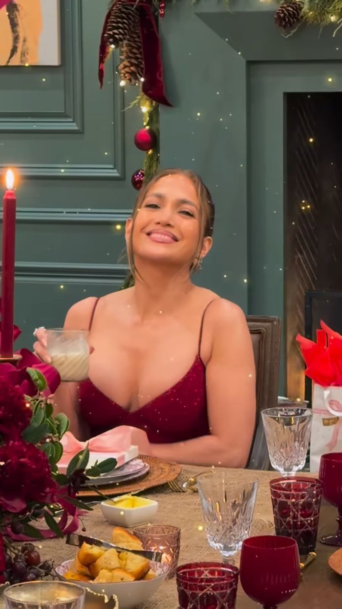 Odd Detail In Jennifer Lopez’s Christmas Photo Has People Calling Out Her Photoshop Skills