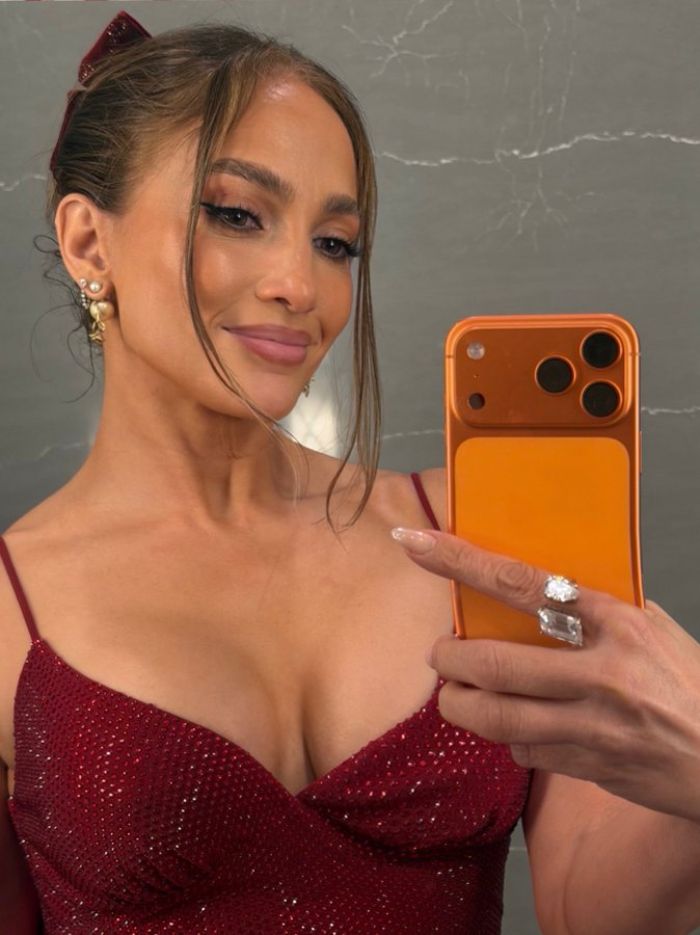 Odd Detail In Jennifer Lopez’s Christmas Photo Has People Calling Out Her Photoshop Skills