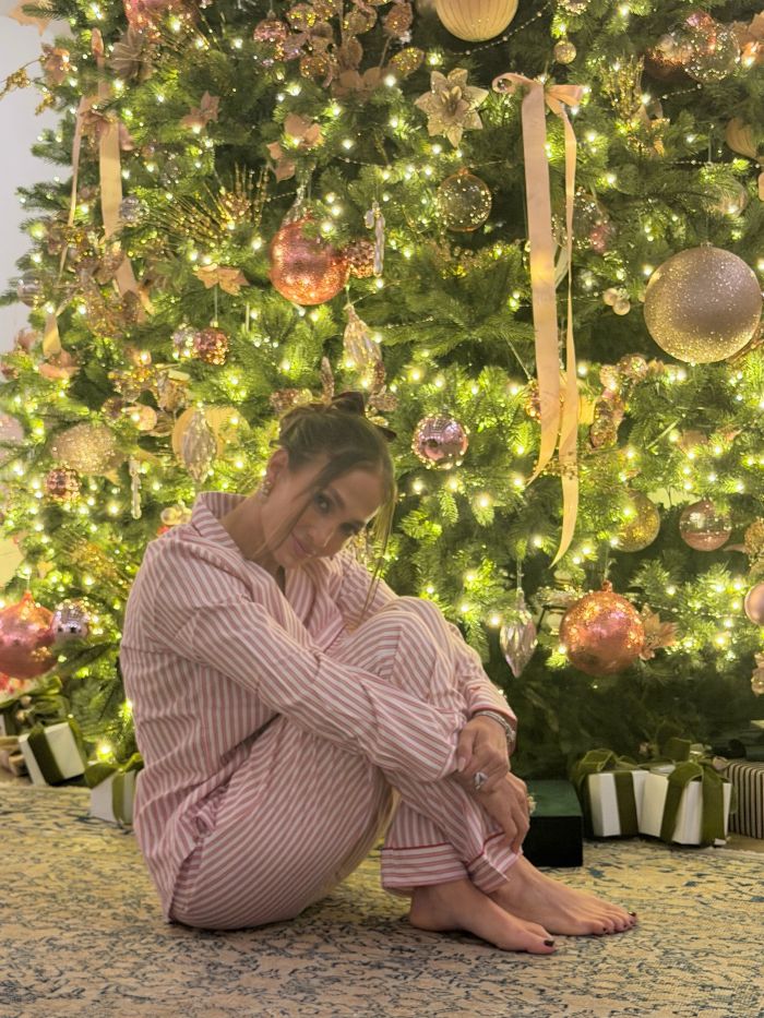Odd Detail In Jennifer Lopez’s Christmas Photo Has People Calling Out Her Photoshop Skills