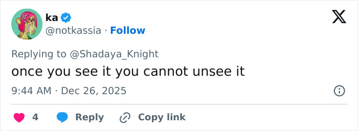 Odd Detail In Jennifer Lopez’s Christmas Photo Has People Calling Out Her Photoshop Skills