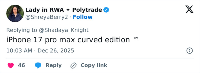 Odd Detail In Jennifer Lopez’s Christmas Photo Has People Calling Out Her Photoshop Skills