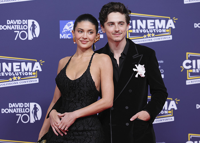 “Liar”: Kardashians’ Gingerbread House Fuels Wild Theories After Fans Question Men Included