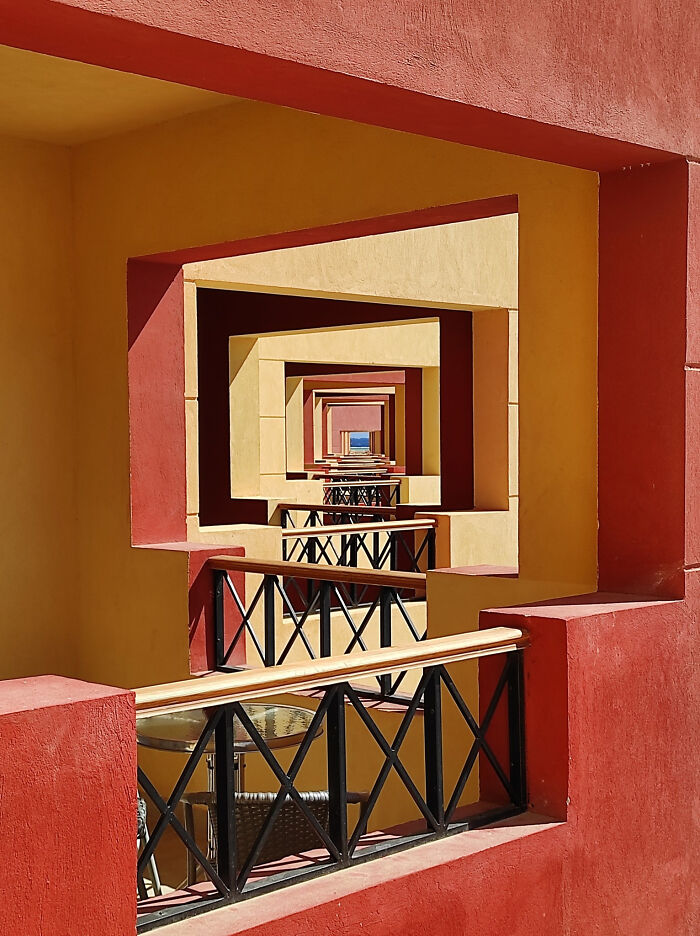 75 Creepy Photos Of Liminal Spaces That Look Like The Backrooms (New Pics)