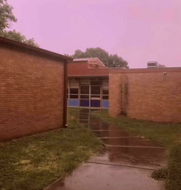 75 Creepy Photos Of Liminal Spaces That Look Like The Backrooms (New Pics)