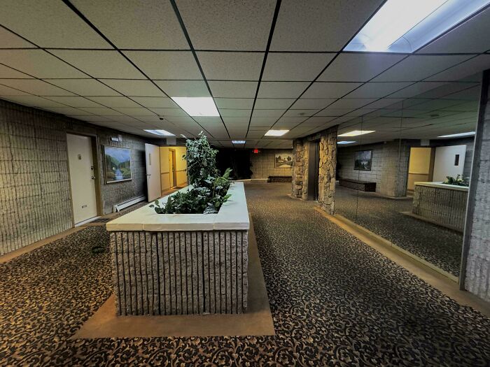 75 Creepy Photos Of Liminal Spaces That Look Like The Backrooms (New Pics)