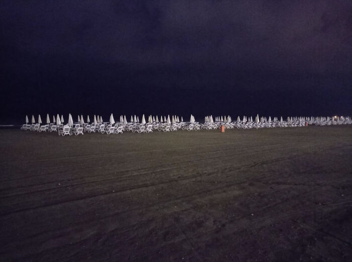 75 Creepy Photos Of Liminal Spaces That Look Like The Backrooms (New Pics)