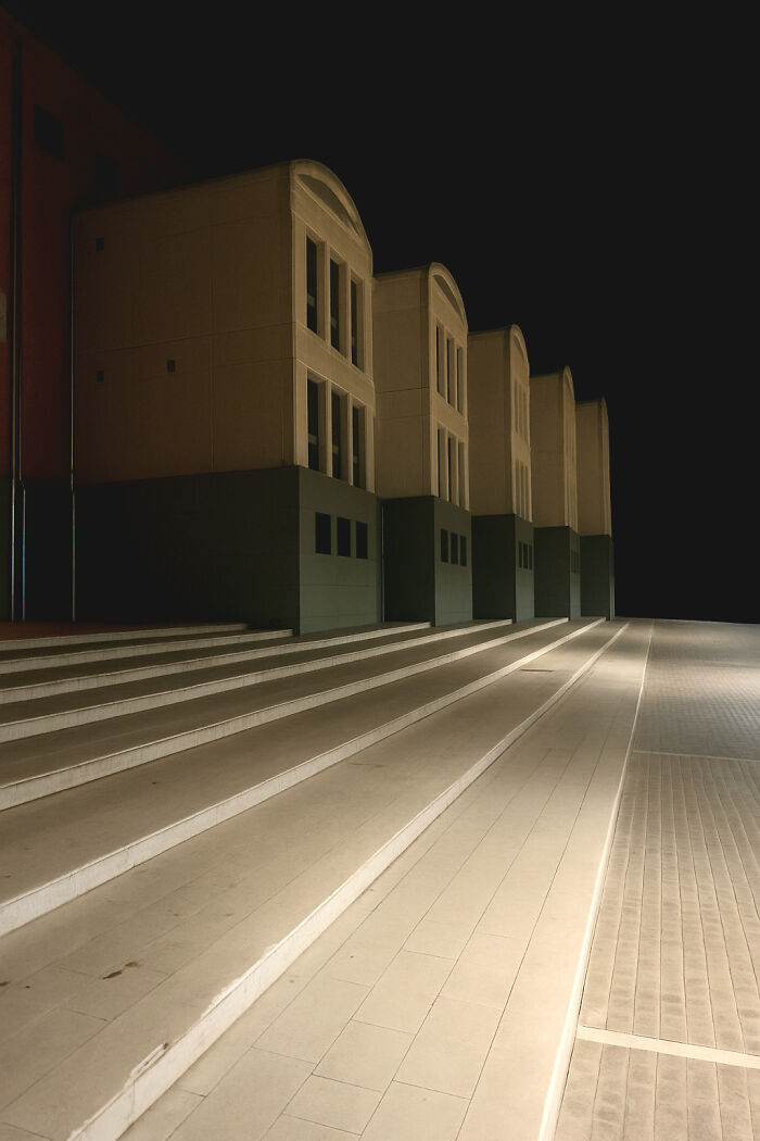 75 Creepy Photos Of Liminal Spaces That Look Like The Backrooms (New Pics)