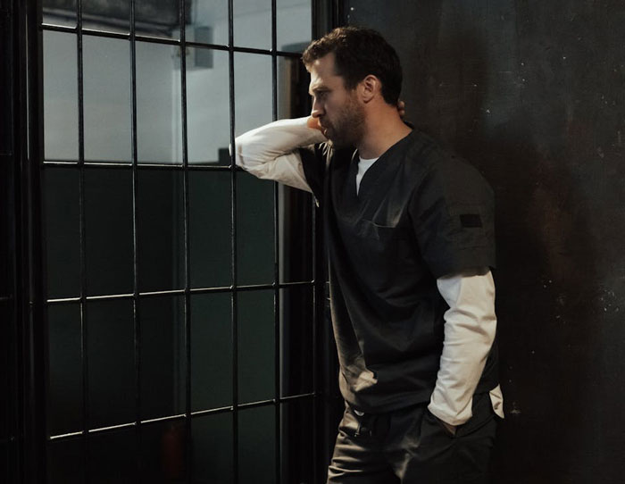 Family Stalks Guy They Disowned 15 Years Ago: “I Carry All The Shame, Guilt And Embarrassment For It”