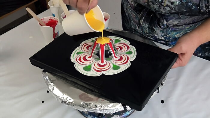 I Made A Christmas Star Inspired Fluid Art, So Here’s A Tutorial For An Acrylic Pouring Reverse Flower Dip