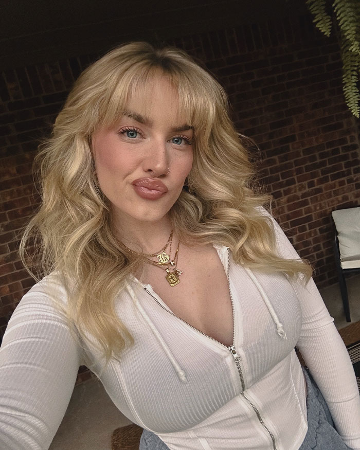 Internet Divided After Woman Says Man Punished Her For Not Switching Seats On Flight