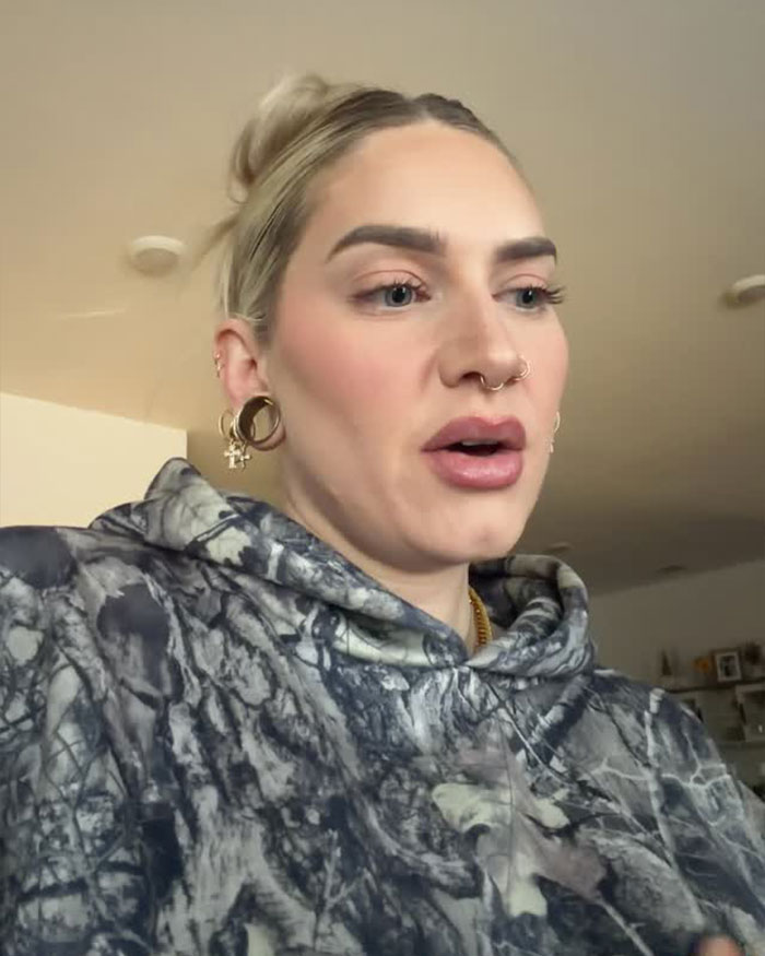 Internet Divided After Woman Says Man Punished Her For Not Switching Seats On Flight