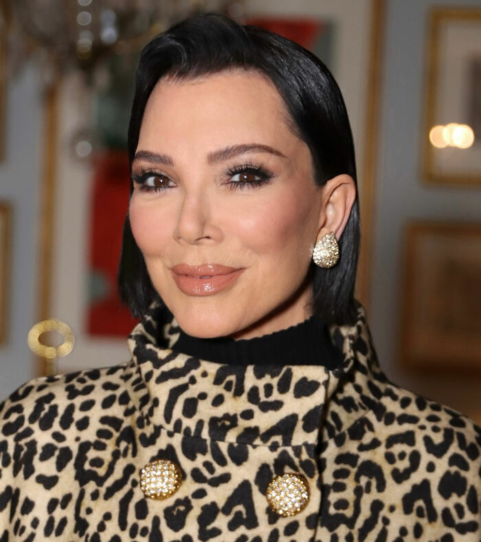 “The Hands Never Lie”: Kris Jenner Finally Ditches Gloves In Public After Viral $100k Facelift “The Hands Never Lie”: Kris Jenner Finally Ditches Gloves In Public After Viral $100k Facelift