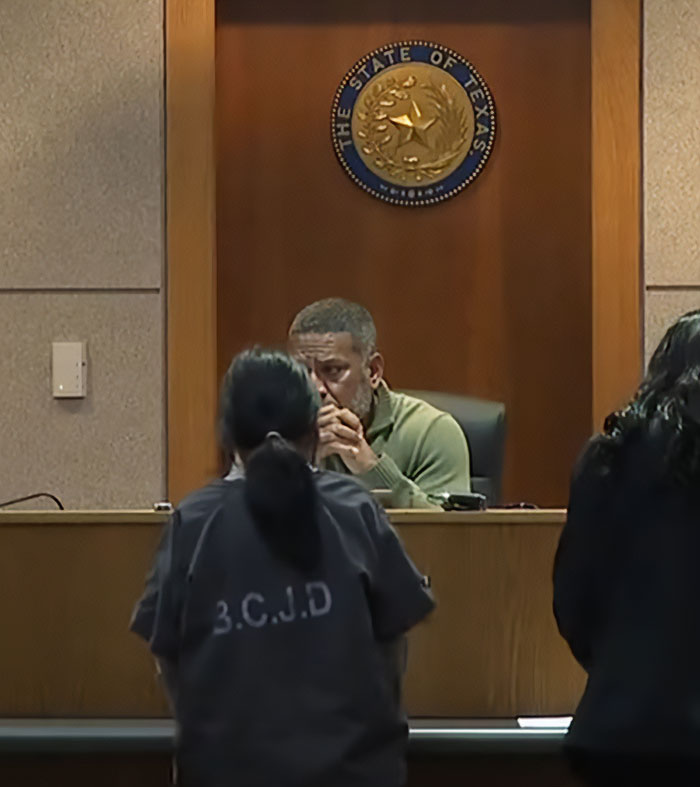 “Parents Failed Her”: Teen Taught Harsh Lesson By Judge After Pepper-Spraying Tourists On A Boat “Parents Failed Her”: Teen Taught Harsh Lesson By Judge After Pepper-Spraying Tourists On A Boat