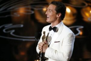 Matthew McConaughey holding his Oscar award