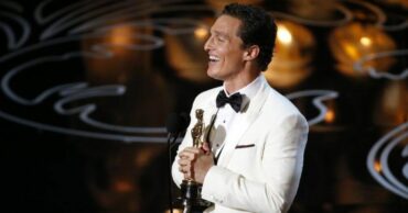 Matthew McConaughey holding his Oscar award