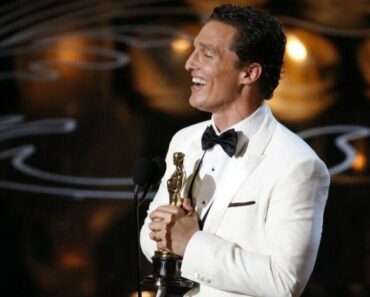 Matthew McConaughey holding his Oscar award