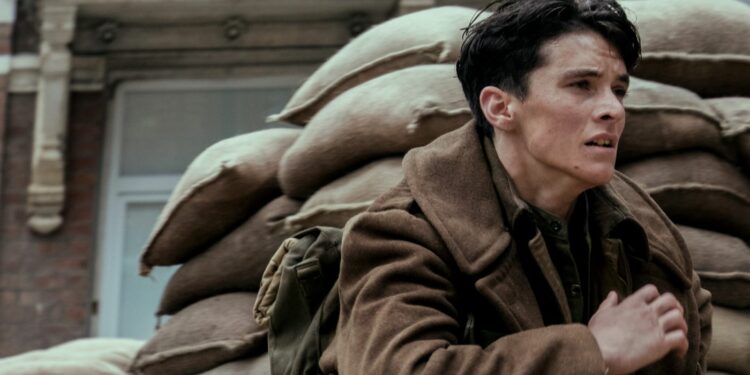 Fionn Whitehead playing tommy role in dunkirk Fionn Whitehead playing tommy role in dunkirk