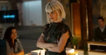 eve-harlow-acting-scene Eve Harlow posing in a film