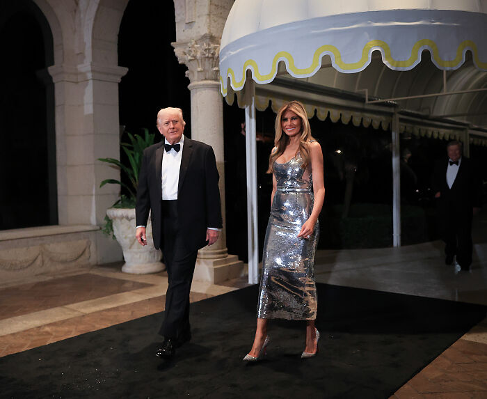 Melania Trump’s Body Language At Mar-a-Lago New Year’s Eve Bash Prompts Theories