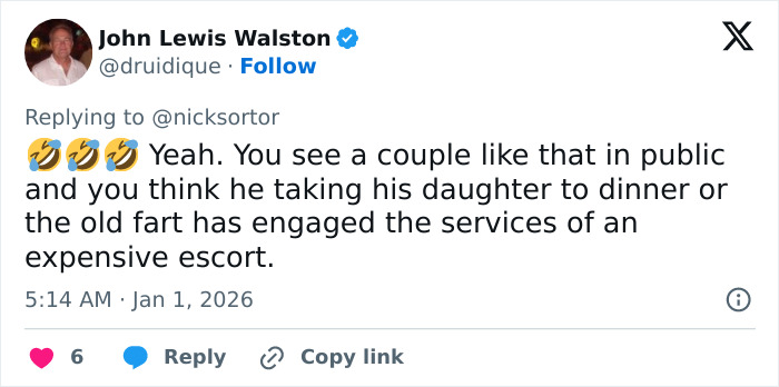 Melania Trump’s Body Language At Mar-a-Lago New Year’s Eve Bash Prompts Theories