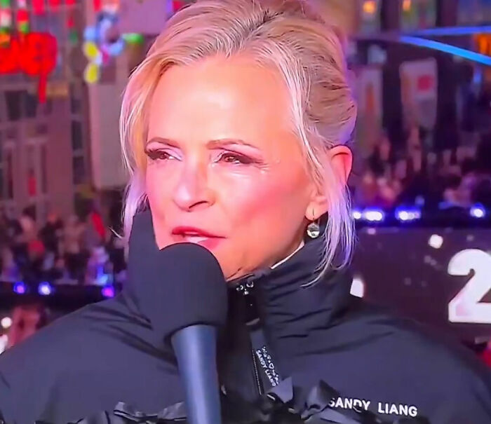 Amy Sedaris Stuns Viewers With “Transphobic” Jab During CNN’s New Year’s Eve Broadcast Amy Sedaris Stuns Viewers With “Transphobic” Jab During CNN’s New Year’s Eve Broadcast