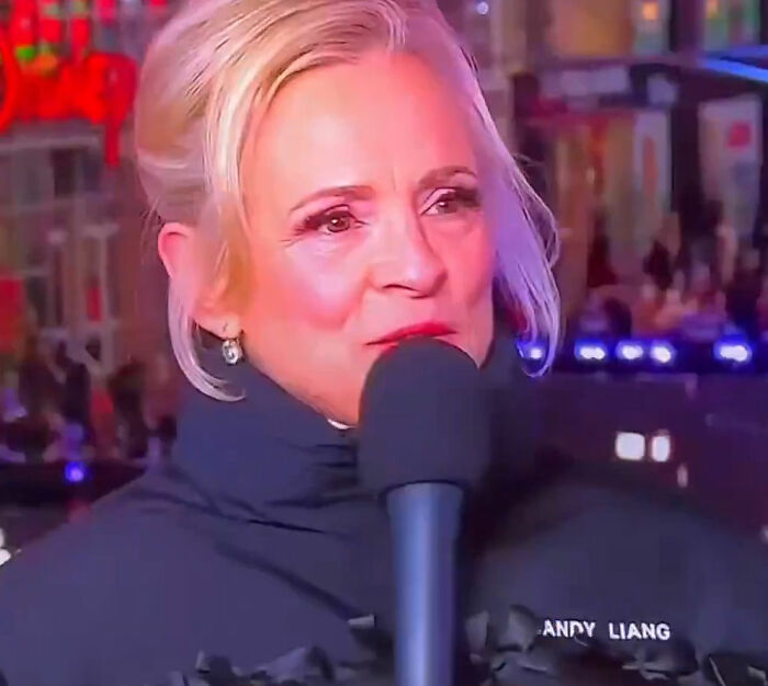 Amy Sedaris Stuns Viewers With “Transphobic” Jab During CNN’s New Year’s Eve Broadcast Amy Sedaris Stuns Viewers With “Transphobic” Jab During CNN’s New Year’s Eve Broadcast